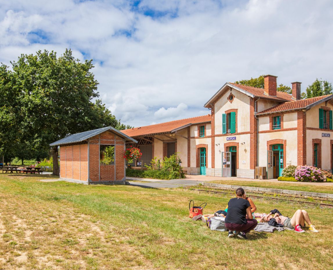 touristes gare velo rail medreac