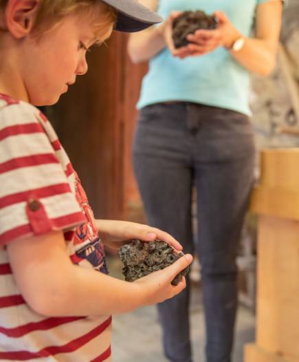 enfant observe acier au musée