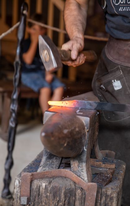 forgeron façonne du fer chaud