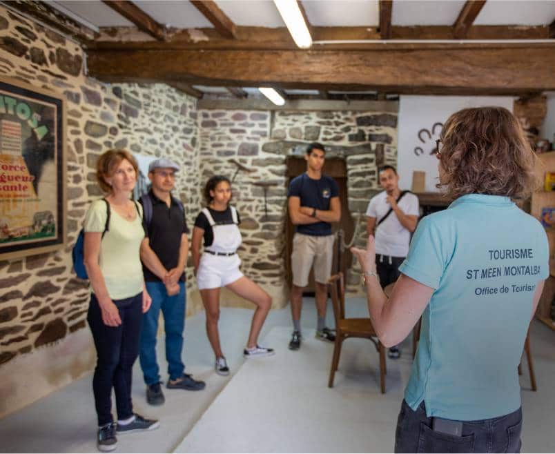 guide touristique fait visiter musée